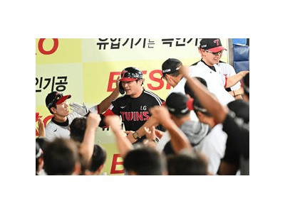 LG 한화 1위 자리를 따라잡아 경기장 분위기 뜨거웠다