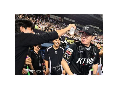 이강철 감독 500승 달성 제자들 축하 물폭탄